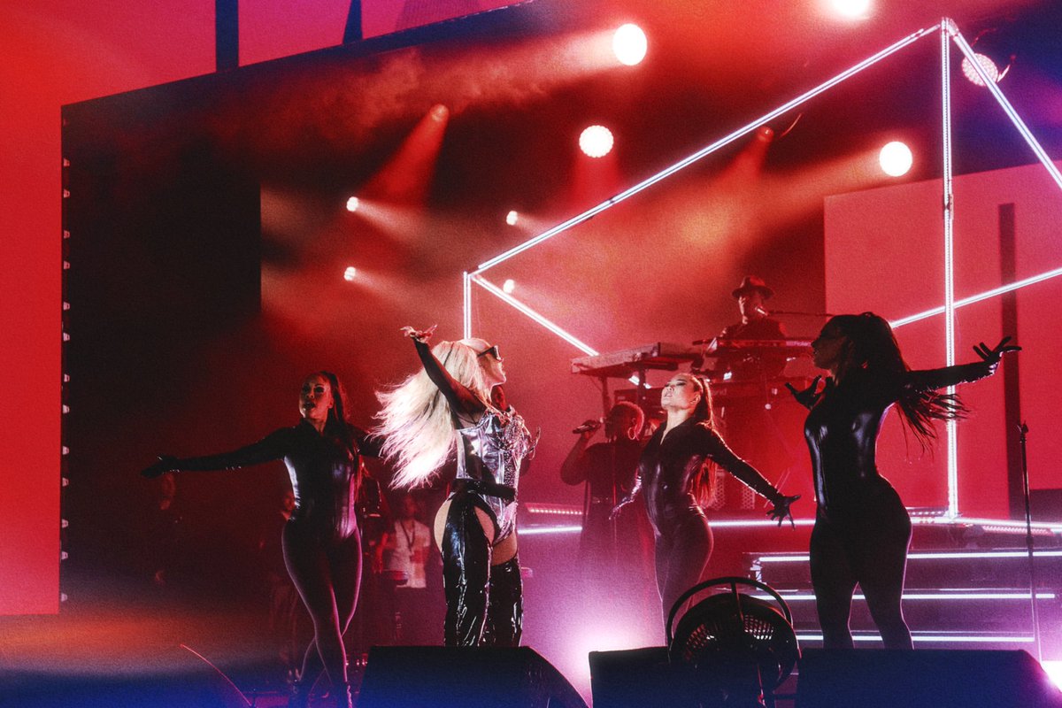 Christina Aguilera tweet media