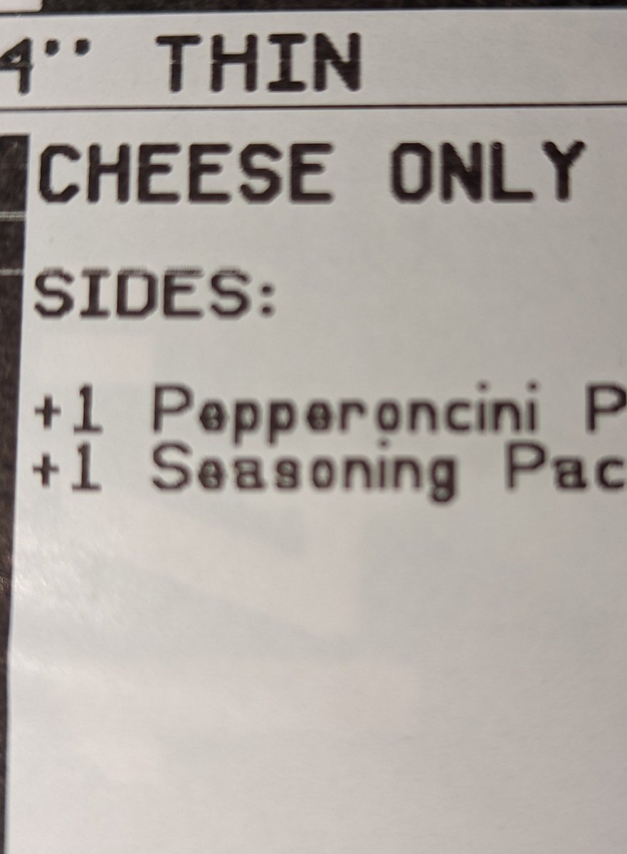 LivingXXXLarge's tweet photo. @PapaJohns 
Ordered 14" thin cheese
Add a seasoning packet

Pizza arrived without seasoning packet. https://t.co/rKQSM7sSbs