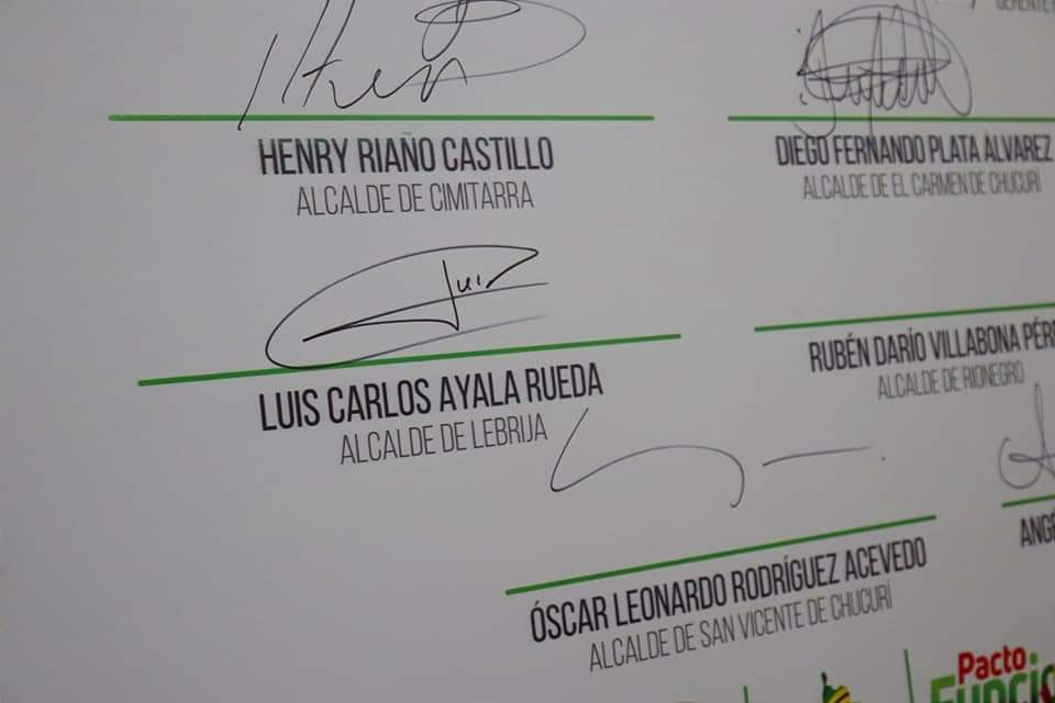 Firmamos el acta de inicio del contrato de vías terciarias del Pacto Funcional Santander, con el cual se construirán más de 2500 metros de placa huellas en nuestras veredas, con una inversión superior a los 5 MIL MILLONES DE PESOS.