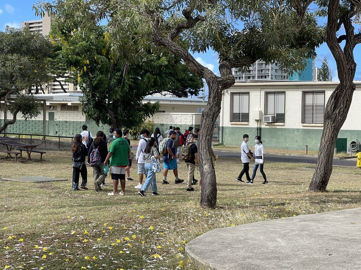 dela808's tweet photo. #FroshDogs engage with Associated Students of Kaimukī #ASK and connect with rules, regulations, and the campus to Foster #Belonging @HIDOE808 @DrCameli @staciekunihisa https://t.co/71hGeJbdqj