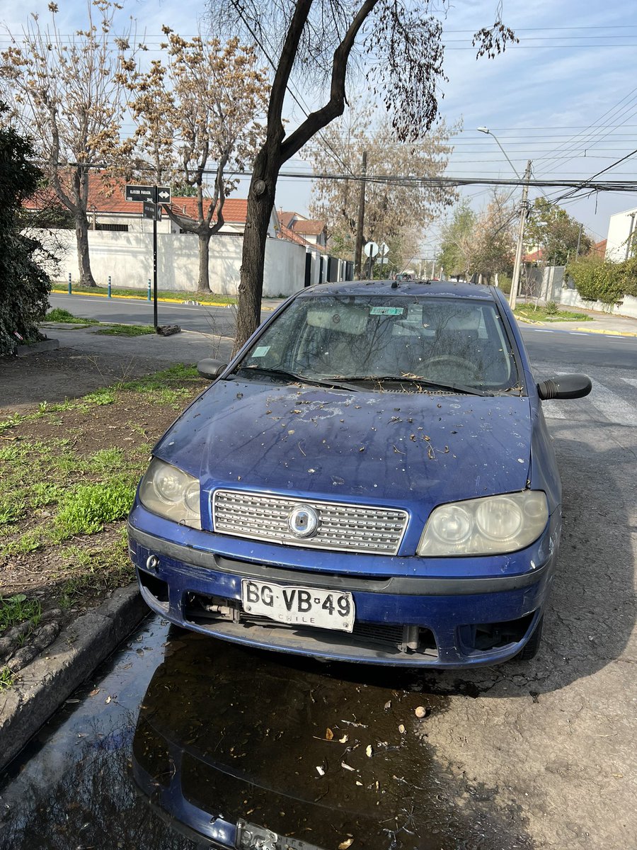 Auto abandonado y abierto en la esquina de Arturo Medina con Eliecer Parada.<a href="/Muni_provi/">Muniprovi</a> Favor retirar, es potencial foco de delincuencia