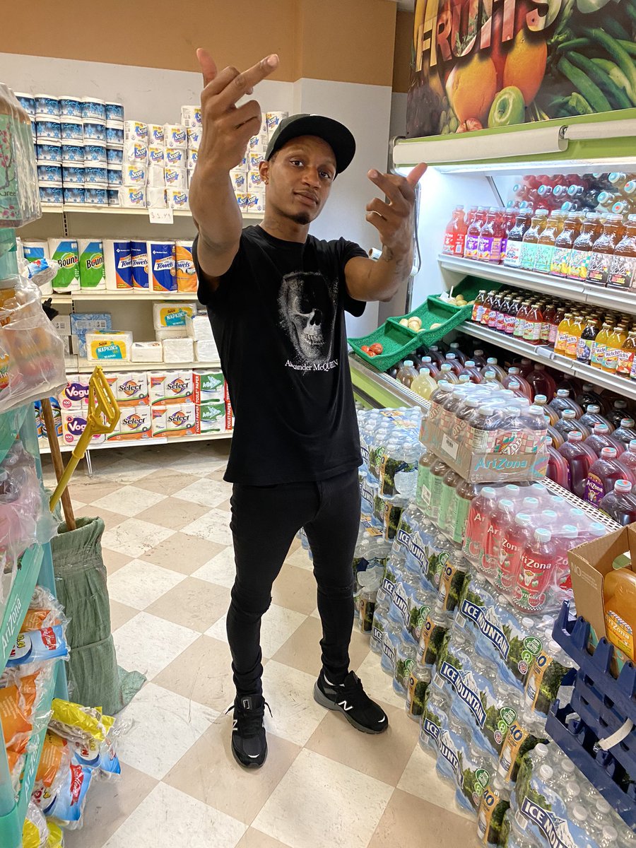 RoadRunnin__'s tweet photo. Niggas know wassup with me 🖤 https://t.co/azVcilJC87