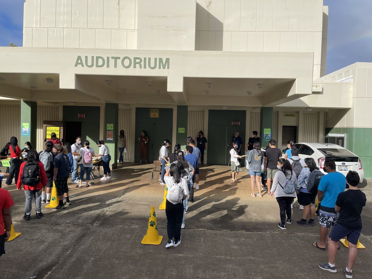 dela808's tweet photo. #KHSBulldogs meet #FroshDogs for the first time as we seek to share #Belonging and orient them to #Kaimukī @HIDOE808 https://t.co/eERAgk8FbD