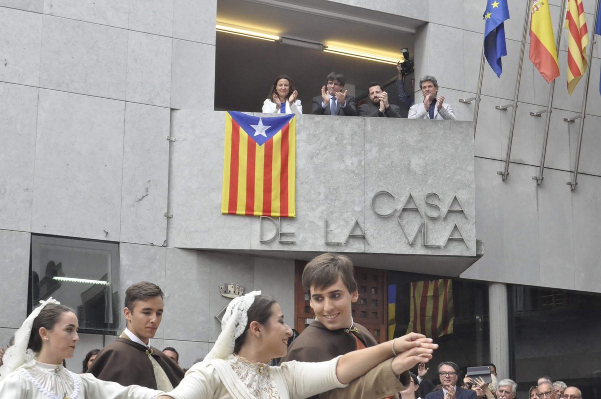 MontseGirbi's tweet photo. 1 d’agost 2017 
Castellterçol. Centenari de la mort d’Enric Prat de la Riba 
El President @KRLS i els Consellers @toni_comin @LluisPuigGordi @quimforn 

I Prat deia: Cada nacionalitat ha de tenir un sol Estat que tradueixi en acció i conducta les inspiracions col·lectives https://t.co/ils9rges7m