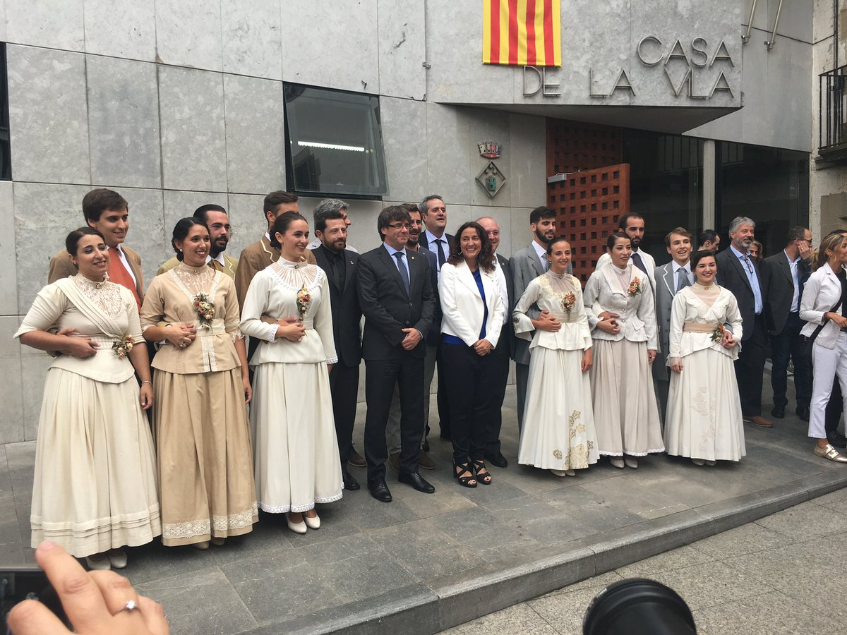 MontseGirbi's tweet photo. 1 d’agost 2017 
Castellterçol. Centenari de la mort d’Enric Prat de la Riba 
El President @KRLS i els Consellers @toni_comin @LluisPuigGordi @quimforn 

I Prat deia: Cada nacionalitat ha de tenir un sol Estat que tradueixi en acció i conducta les inspiracions col·lectives https://t.co/ils9rges7m