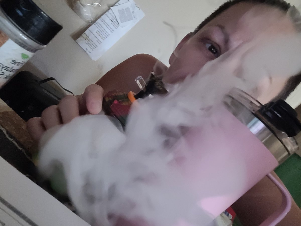 bakedbluntbroad's tweet photo. #cannabiscomunity #itstimeagain #herbage #barenakedtoker https://t.co/OYFpSgem2m