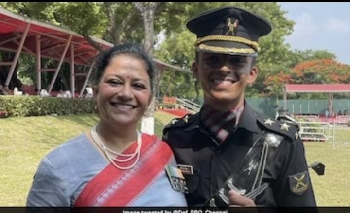 soumimajumdar's tweet photo. Son follows mother's footsteps
Gets commissioned from OTA

MAJOR SMITA CHATURVEDI

Was commissioned from OTA Chennai in 1997

27 years later her son got commissioned from the same academy on 30th July
Yes India is changing, we are evolving for the better
Jai Hind
#KnowYourHeroes https://t.co/ibXTOnCMs2