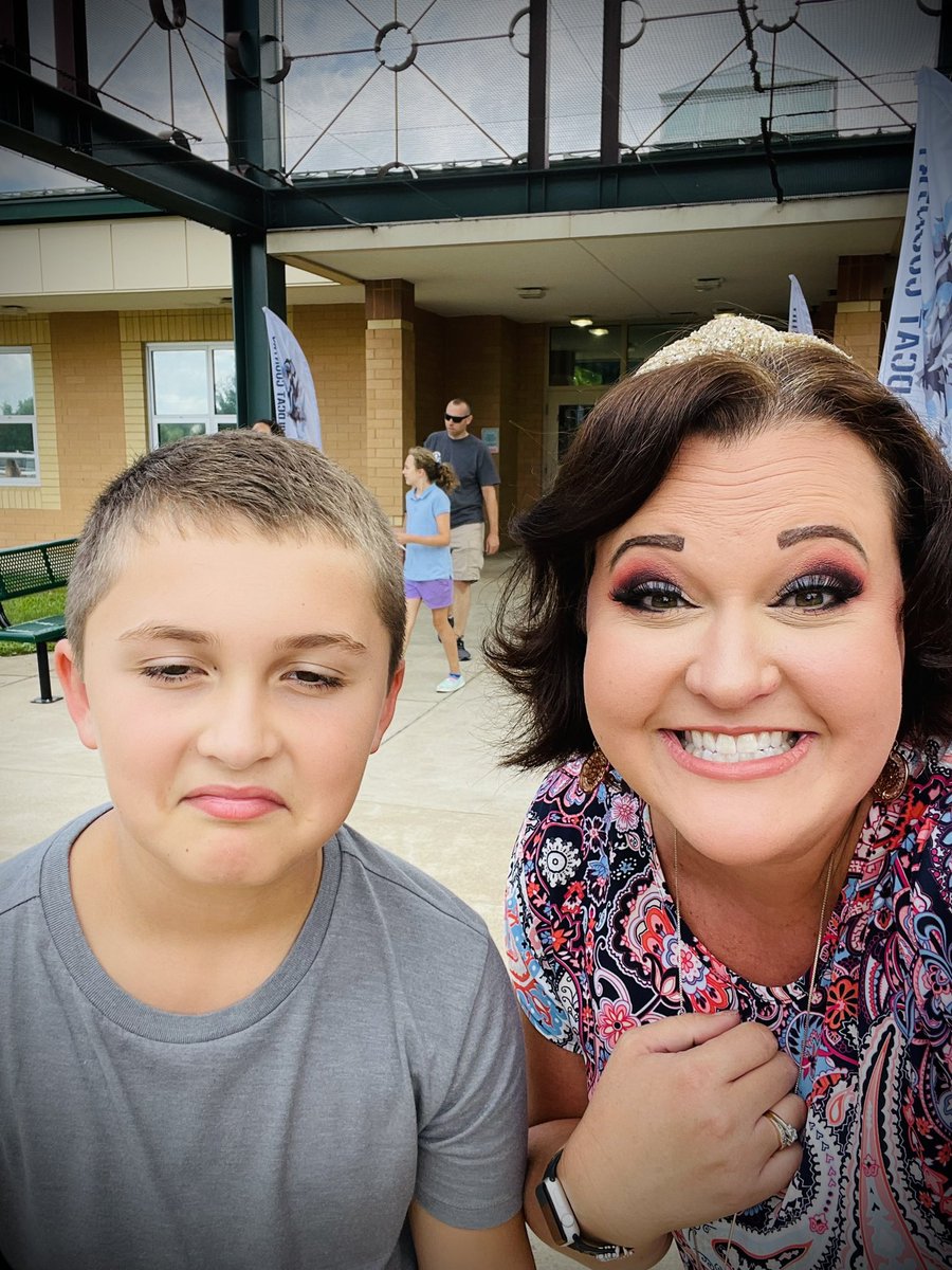 KaseyWilloughb4's tweet image. This guy is ready to return to @AMSWildcats whether he looks like it or not lol 😂 It was so nice to see the school pumped up for the new year  #7thgrader  #summerisOVER