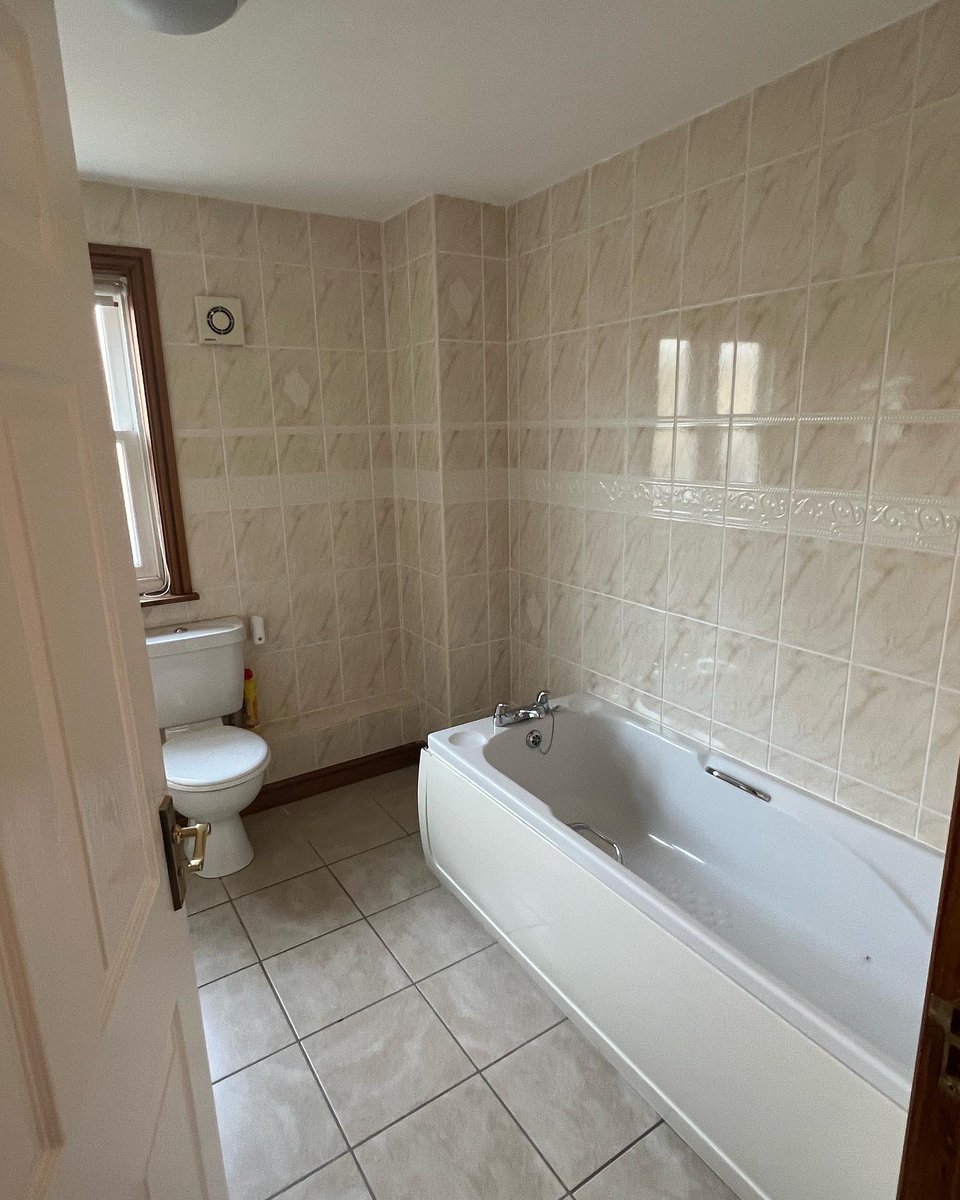 Manorcrest2015's tweet image. Wow Wow Wow.....look at this incredibly spacious 3 BEDROOM plus ENSUITE GROUND FLOOR APARTMENT in Woodhall Spa that we have the privilege of selling  Its only £189,950 in the heart of the beautiful village of Woodhall Spa.  call Beverley 01754 767742.  Call Now!