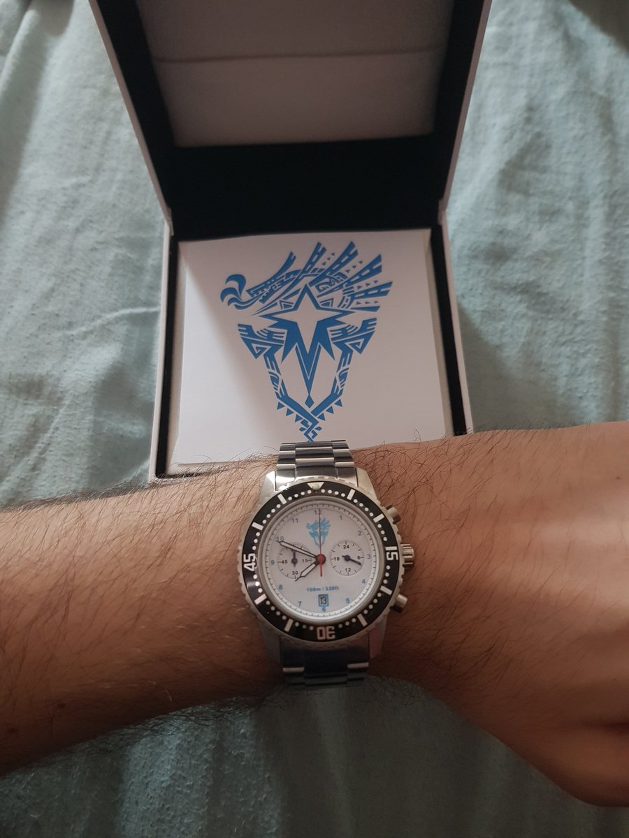 LimuleTumpest's tweet image. Elle est là ! La magnifique montre Iceborne gagnée il y a quelques semaines à @ExtraLifeCafe pour le concours TA.
Un énorme merci à @MHFREvent et @capcom_france pour me l'avoir très généreusement faite gagnée et envoyée ✨❤✨