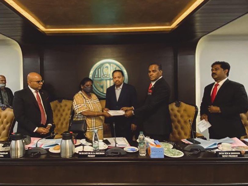 TSVigneswaranSA's tweet photo. Chaired the Central Working Committee Meeting at the MIC HQ today. We discussed current issues & preparations for the nation-wide MIC State Conventions. On berhalf of MIC, we also handed out financial assistance to needy families.
#TSV
#TanSriSAVigneswaran
#MICPresident https://t.co/v0O17vnoyR