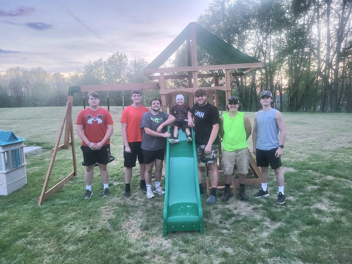 Tom_Nader's tweet photo. Field's football team spent the off-season making an impact in the community. Without being asked and without seeking attention.
Full story: https://t.co/U24WI6iwoR
@falconathletes https://t.co/o09YCisOrg