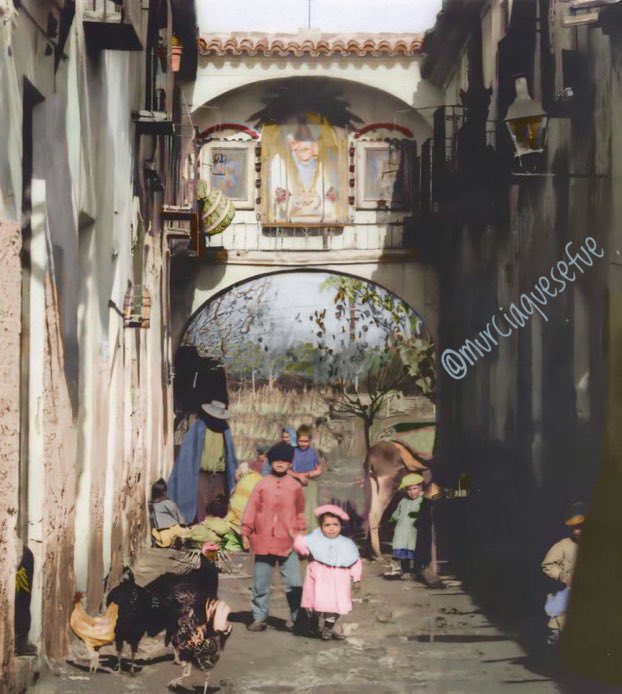 Murcia. Arco de La Aurora en 1890 aproximadamente. Se dice que al ser una calle estrecha y muy oscura durante la noche, se puso allí esa imagen en 1767 para dar seguridad a sus vecinos y mitigarles el miedo.
A su salida había un concurrido juego de bolos en plena huerta. Si ❤️ RT