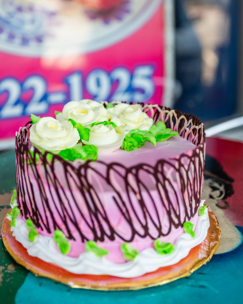 elaguilabakery's tweet photo. Our treats are almost too beautiful to eat, but way too delicious not to! Come start your week with a bite of something sweet here. #ELAguila #MexicanBakery #LosAngeles #LA #LABakery https://t.co/xTCWIcAyHU