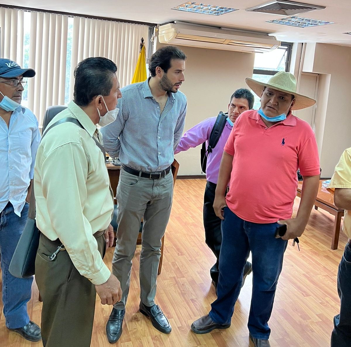 JuanElPerez68's tweet photo. Guayaquil | Dialogamos con representantes agrícolas de la Provincia, para tratar temas de la entrega de los kits subvencionados por @Presidencia_Ec. ¡Unidos lo logramos! #JuntosPorElAgro @ErnestoRoblesW https://t.co/EMLCADgJCM