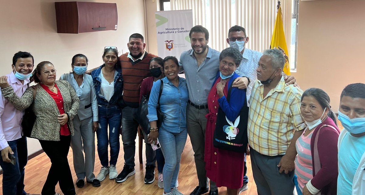 JuanElPerez68's tweet photo. Guayaquil | Dialogamos con representantes agrícolas de la Provincia, para tratar temas de la entrega de los kits subvencionados por @Presidencia_Ec. ¡Unidos lo logramos! #JuntosPorElAgro @ErnestoRoblesW https://t.co/EMLCADgJCM