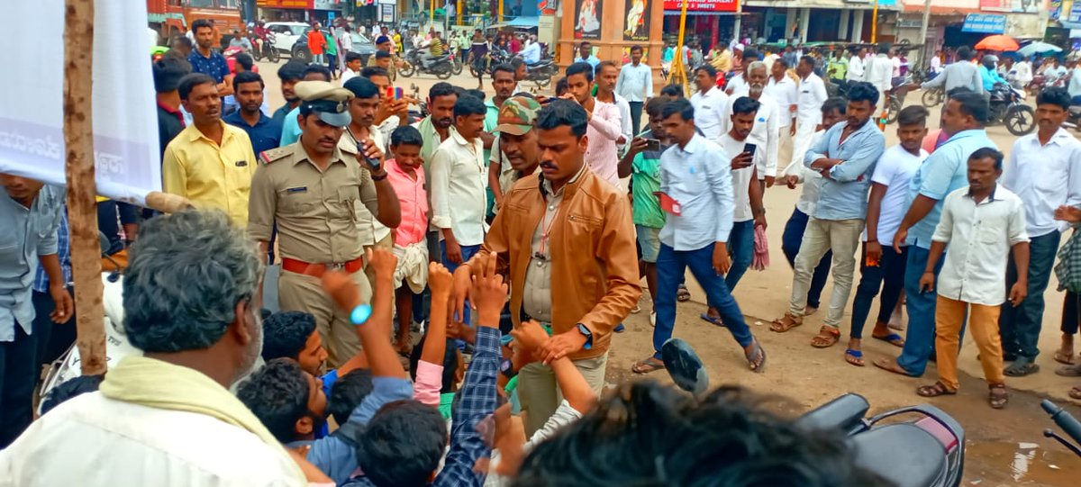 Fayaz_Gangavati's tweet photo. ರಾಜ್ಯ ಸರ್ಕಾರದ ತಾರತಮ್ಯ ಧೋರಣೆಯ ಆಡಳಿತವನ್ನು ವಿರೋಧಿಸಿ ಸಂವಿಧಾನಾತ್ಮಕವಾಗಿ ಪ್ರತಿಭಟಿಸಿದ್ದಕ್ಕಾಗಿ ವಿದ್ಯಾರ್ಥಿಗಳನ್ನು ಜೈಲಿಗಟ್ಟುವ ಮೂಲಕ ಸಮಾಜಕ್ಕೆ ಏನು ಸಂದೇಶ ನೀಡುವಿರಿ?
@Koppal_Police

ಈ ಅನ್ಯಾಯದ ಪೊಲೀಸ್ ಹಿಂಸೆ, ದೌರ್ಜನ್ಯದ ವಿರುದ್ಧ ಇಡೀ ಸಮಾಜ ವಿದ್ಯಾರ್ಥಿಗಳ ಪರವಾಗಿ ಮುಂದಿನ ಹೋರಾಟಕ್ಕೆ ಸಜ್ಜಾಗಿದೆ. https://t.co/WhoXe8Xxcu