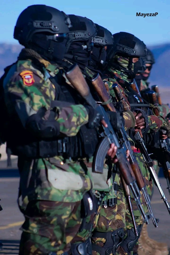 MosabalaThuso's tweet photo. Do not say I did not warn! The current spate of armed robbery is likely to capture the attention of the army, if it hasn't already. The army may use that "famous clause" allowing them to keep law and order. And when they enter, it will be ugly! #Lesotho https://t.co/wdlaVXQOnz