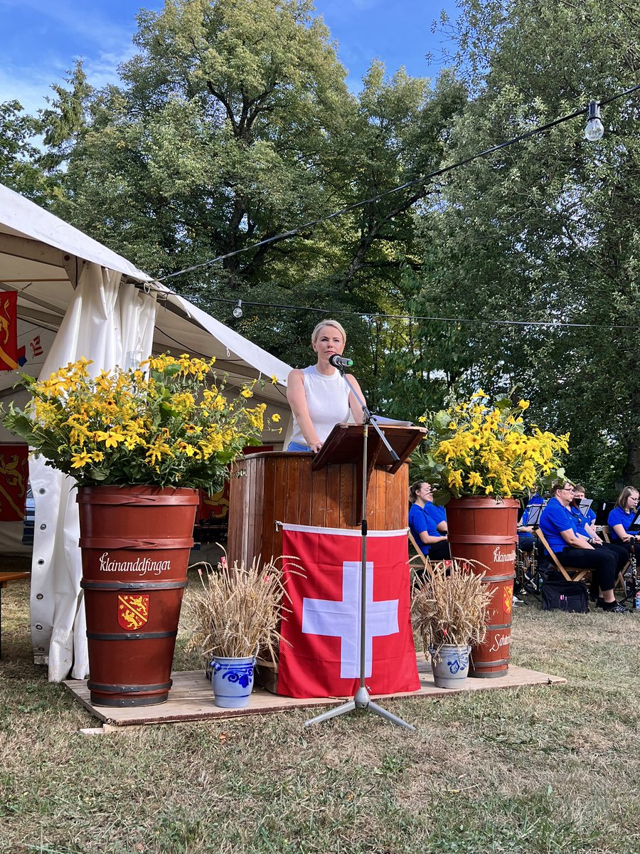 NatalieRickli's tweet photo. Es ist schön, wenn die Schweiz am 1. August 🇨🇭 zusammenkommt und den Geburtstag unseres Landes feiert – nicht mit pompösen Feiern, sondern mit kleinen Festen in den Gemeinden. So wie hier in #Kleinandelfingen. Vielen Dank den Organisatoren und Helfern. Ich habe es sehr genossen! https://t.co/XDqD81hvZd