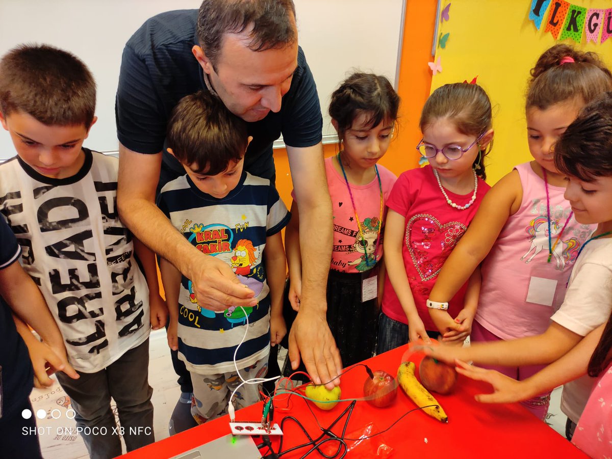 Makey Makey kartları ile Anasınıfı miniklerimiz ile piano uygulaması yaptık. Hep birlikte el ele tutuşarak bardaklardaki suya ve masa üstündeki meyvelere dokunarak piano çaldık.