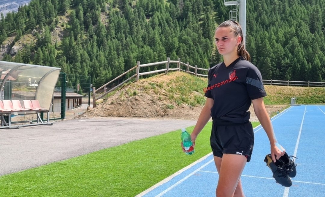 LucaManinetti's tweet photo. 📌 Centrocampo #MilanFemminile giovane classe 2000 madrilena di nascita, 163 cm di pura qualità: eccellente tecnica, interno di centrocampo ma adattabile come regista o mezzala con ampi margini di crescita. Semplicemente Silvia #RubioAvila. Datele tempo, ha talento da vendere🔴⚫ https://t.co/sKWQaGgi0V