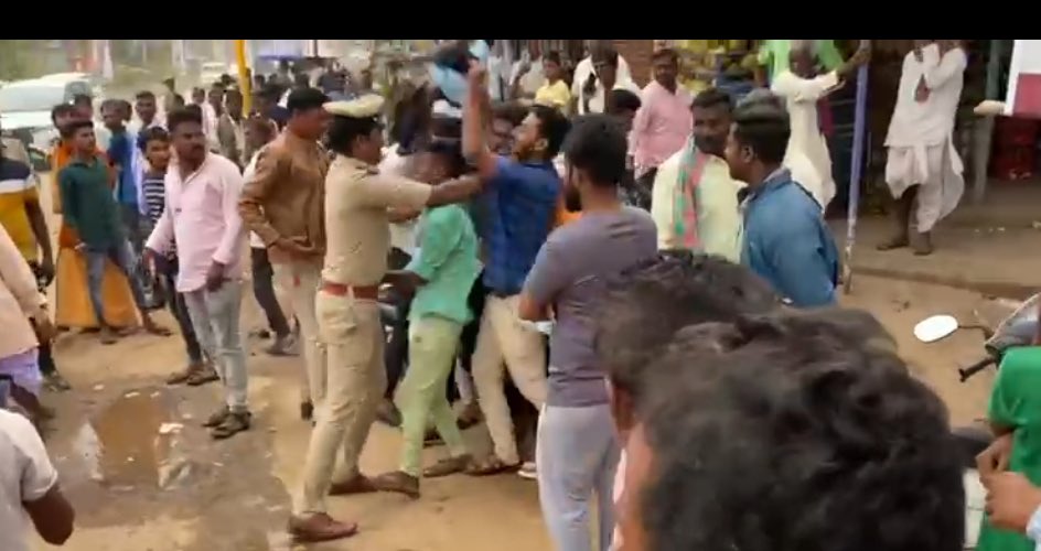 sawad_kallarpe's tweet photo. ಸಂವಿಧಾನಾತ್ಮಕವಾಗಿ ಸರ್ಕಾರದ ದುರಾಡಳಿತದ ವಿರುಧ್ದ ಸಿಡಿದೆದ್ದ ಕೊಪ್ಪಲ ಜಿಲ್ಲೆಯ ವಿದ್ಯಾರ್ಥಿಗಳನ್ನು ಬಂಧಿಸಿ ಧ್ವನಿಯನ್ನು ಅಡಗಿಸಿಬಹುದೆಂಬ ಭ್ರಮೆಯನ್ನು ಪೋಲಿಸರು ಬಿಟ್ಟುಬಿಡಿ, ಈ ಹೋರಾಟ ನಿಮ್ಮ ಠಾಣೆಯ ಮುಂದೆ ಬರುವುದಕ್ಕಿಂತ ಮುಂಚಿತವಾಗಿ ಬಂಧಿತ ವಿದ್ಯಾರ್ಥಿಗಳನ್ನು ಬಿಡುಗಡೆಗೊಳಿಸಿ @Koppal_Police
#ReleaseStudents
#KoppalChalo https://t.co/Ckw5oTEnAT
