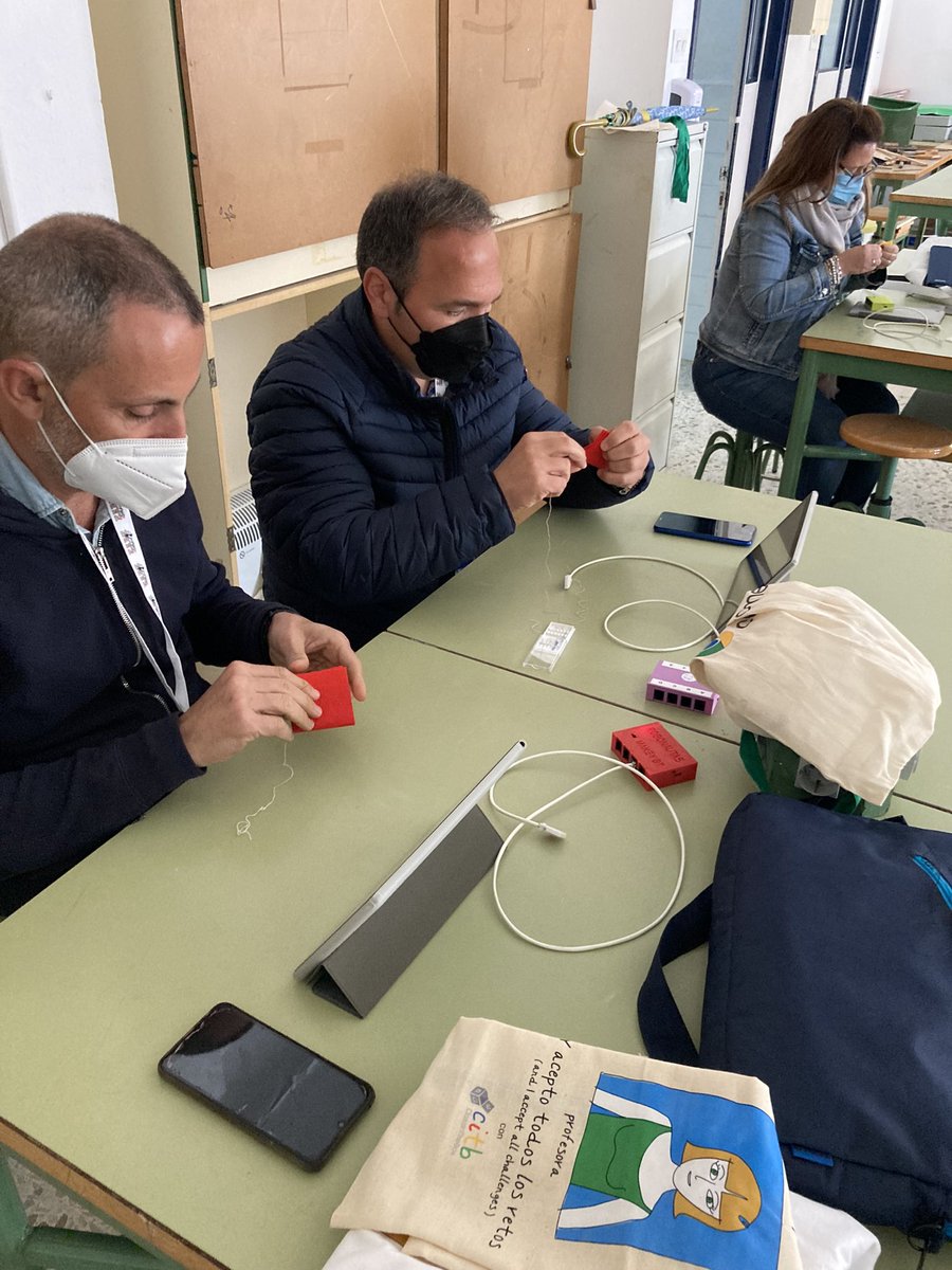 Ciscoles85's tweet photo. @programamos @fjavier_AJ @ceipcarlosv Me encanta!!Yo llevo años con un proyecto que cada vez va tomando más cuerpo que une la música,los e-textiles,Wereable y la Robotica de forma totalmente inalámbrica.Ya pusimos la primera piedra en @EABE2020 y esperamos darlo a conocer muy pronto.Gran trabajo @fjavier_AJ 👏 https://t.co/tOlYtT0Nla