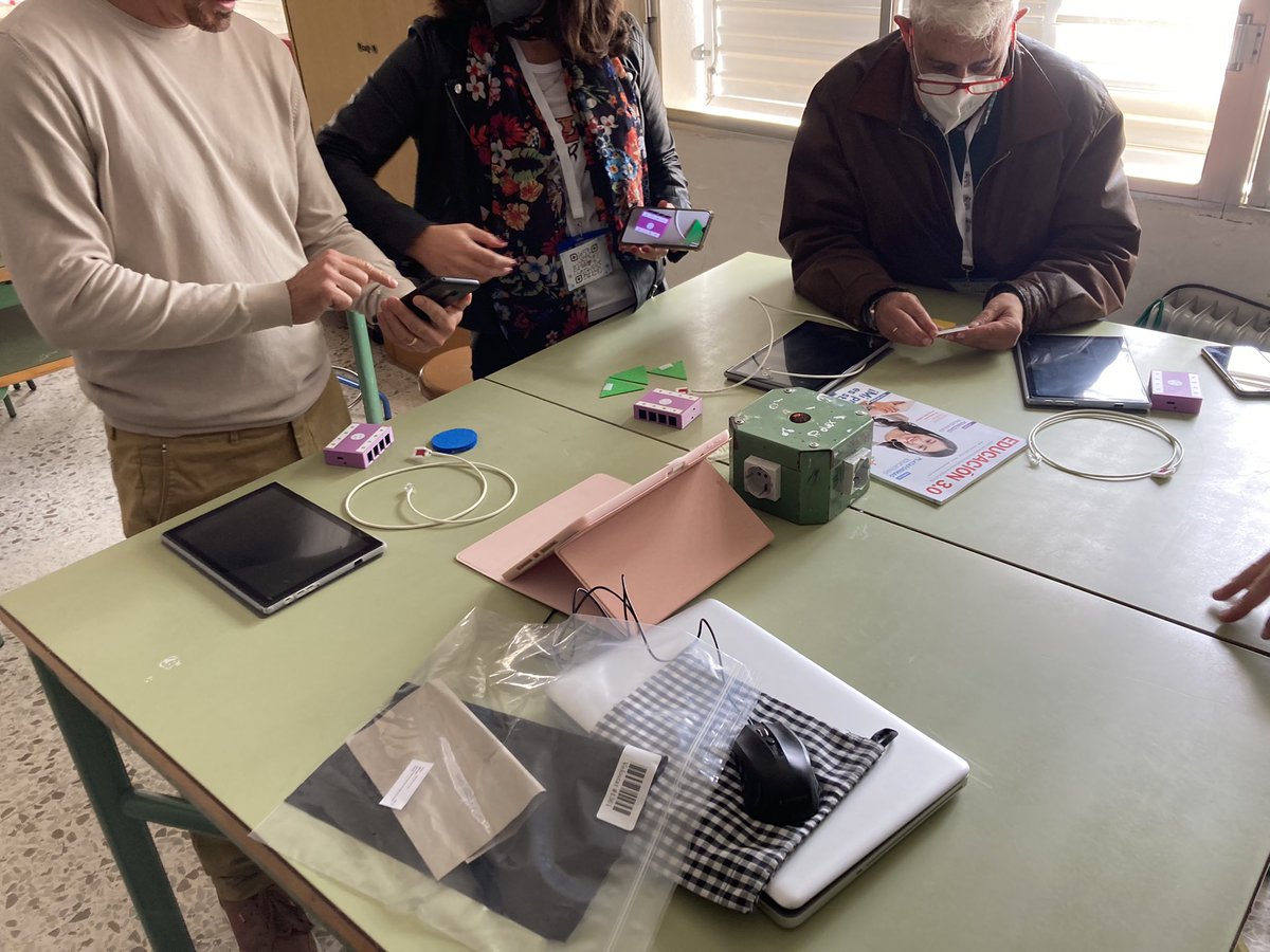 Ciscoles85's tweet photo. @programamos @fjavier_AJ @ceipcarlosv Me encanta!!Yo llevo años con un proyecto que cada vez va tomando más cuerpo que une la música,los e-textiles,Wereable y la Robotica de forma totalmente inalámbrica.Ya pusimos la primera piedra en @EABE2020 y esperamos darlo a conocer muy pronto.Gran trabajo @fjavier_AJ 👏 https://t.co/tOlYtT0Nla