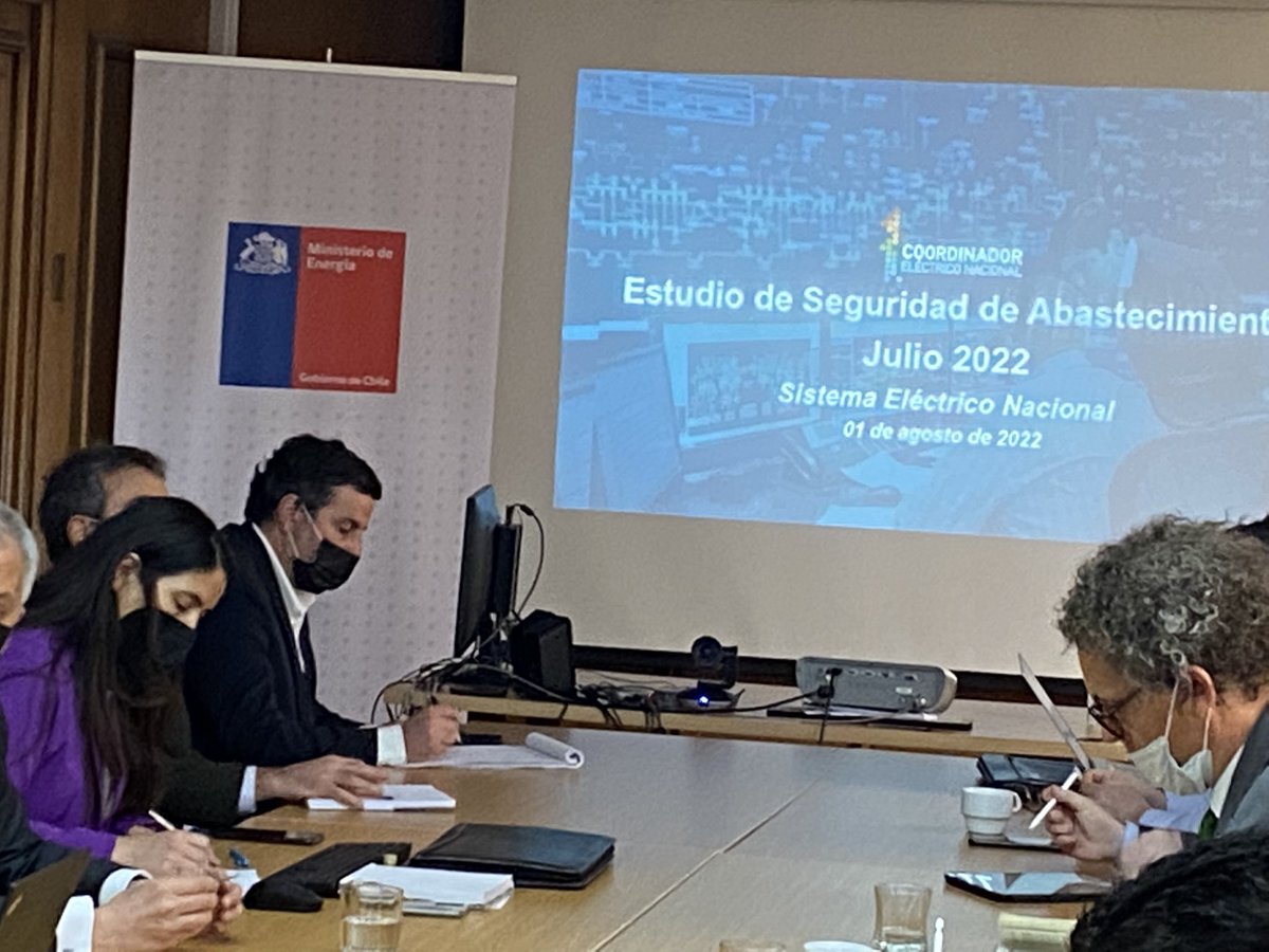 coord_electrico's tweet photo. Directivos del Coordinador participaron esta mañana de una reunión organizada por el @MinEnergia, y a la que asistieron representantes de organismos públicos y privados del sector eléctrico, para entregar un recuento del estado de abastecimiento del sistema eléctrico. https://t.co/wcXcxODNg3