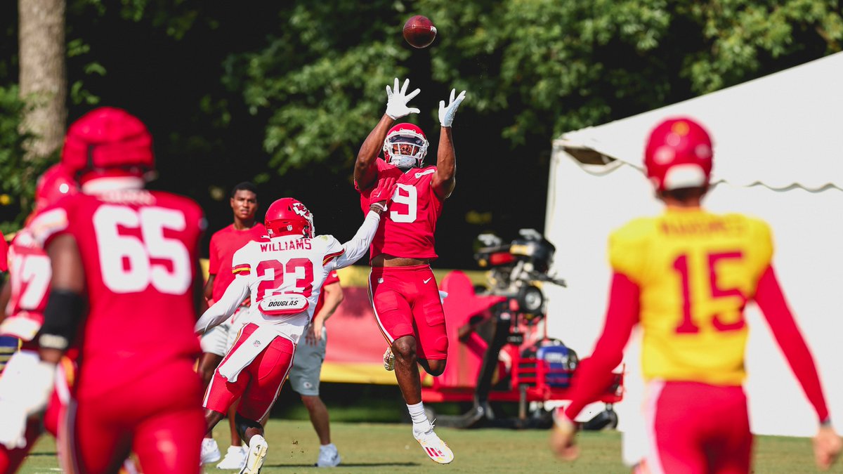 Chiefs's tweet photo. 100% effort. Every rep 💪 https://t.co/boHz5MTHDj