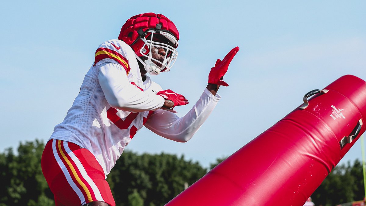 Chiefs's tweet photo. 100% effort. Every rep 💪 https://t.co/boHz5MTHDj