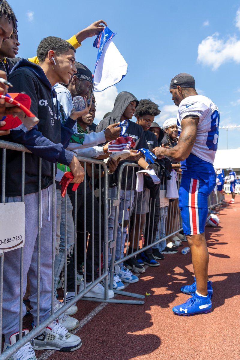 Thank you 
@DavidNelson86 #86 of the @BuffaloBills taking out a moment to sign autographs with Students of the 
@RCSDNYS at the @BuffaloBills Camp. #GoBills 
@RCSDHPEA