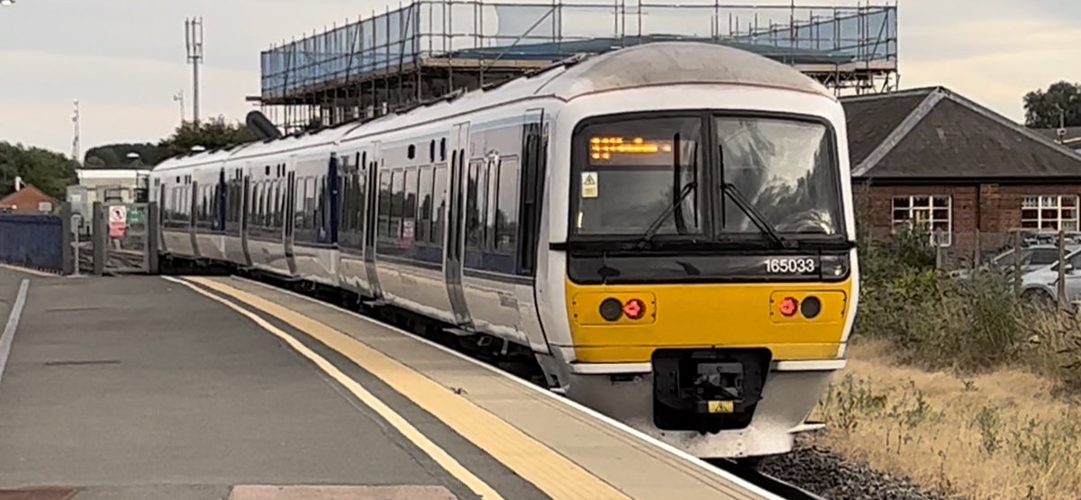 PlatformEdge1's tweet image. 165033 takes me back to Banbury from Princes Risborough #Class165