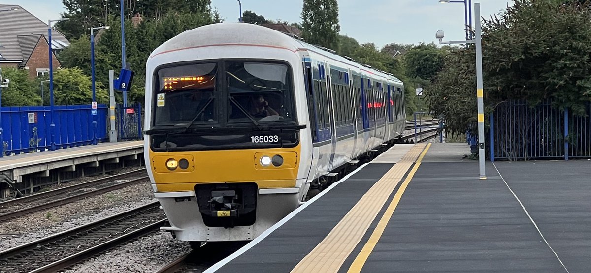 PlatformEdge1's tweet image. 165033 takes me back to Banbury from Princes Risborough #Class165