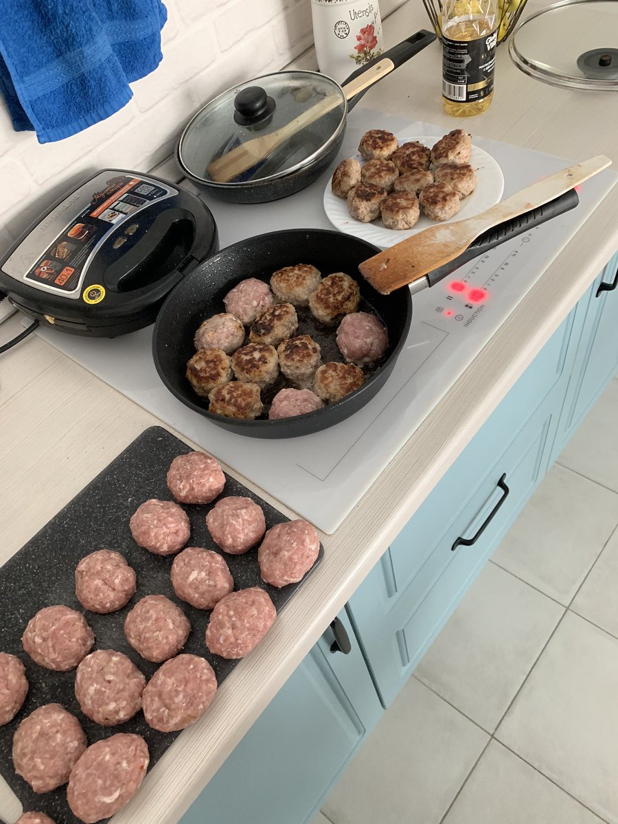 caviardi's tweet photo. Сама накрутила мясо на фарш, сама налепила 37 котлеток…впервые… https://t.co/6dHCCClZHN