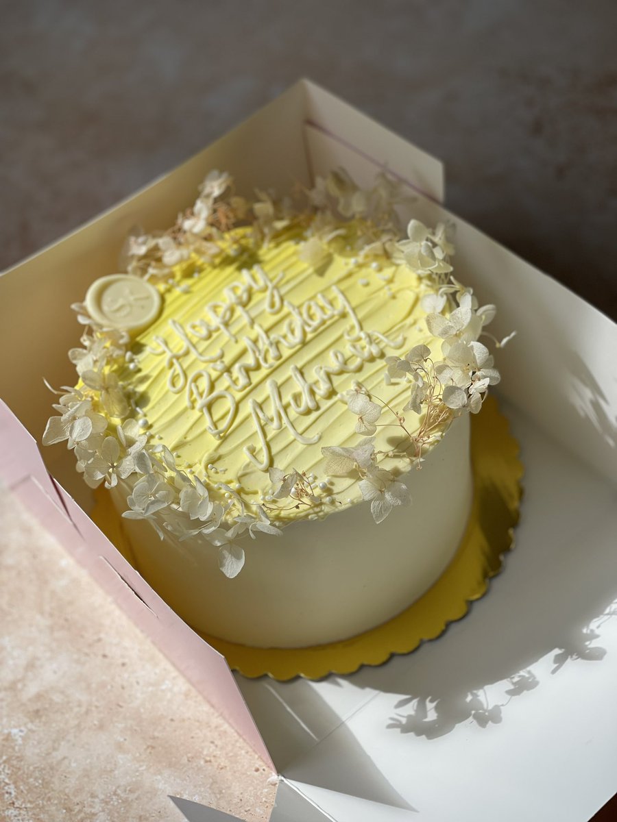 Bakedbysk's tweet photo. Cake from the weekend… 🌼
#bbsk #howilikemine #theflavoursome https://t.co/BoVgSFSGud