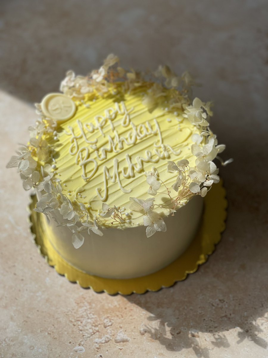 Bakedbysk's tweet photo. Cake from the weekend… 🌼
#bbsk #howilikemine #theflavoursome https://t.co/BoVgSFSGud