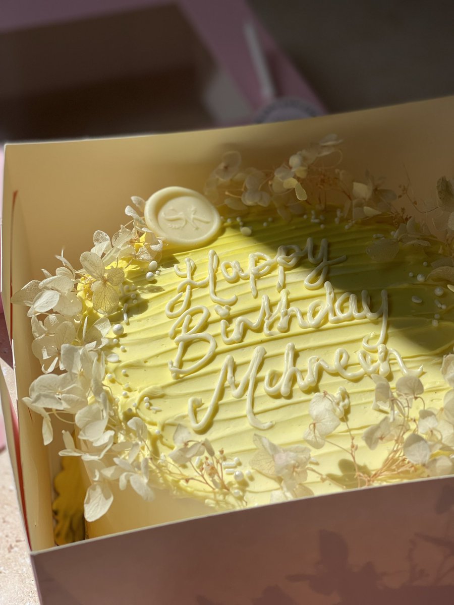 Bakedbysk's tweet photo. Cake from the weekend… 🌼
#bbsk #howilikemine #theflavoursome https://t.co/BoVgSFSGud