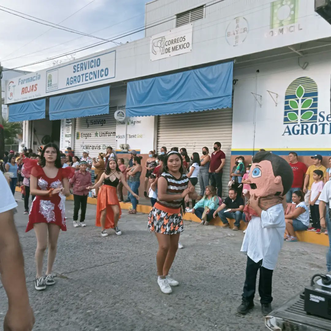 lupitalapotra's tweet photo. Primer paseo de carnaval en #SanRafael 🥳🥳
Comparsa #Ayquerico escuela #MDStudio 🎉 #LosJarochitosCabezones https://t.co/c299QHYSTX