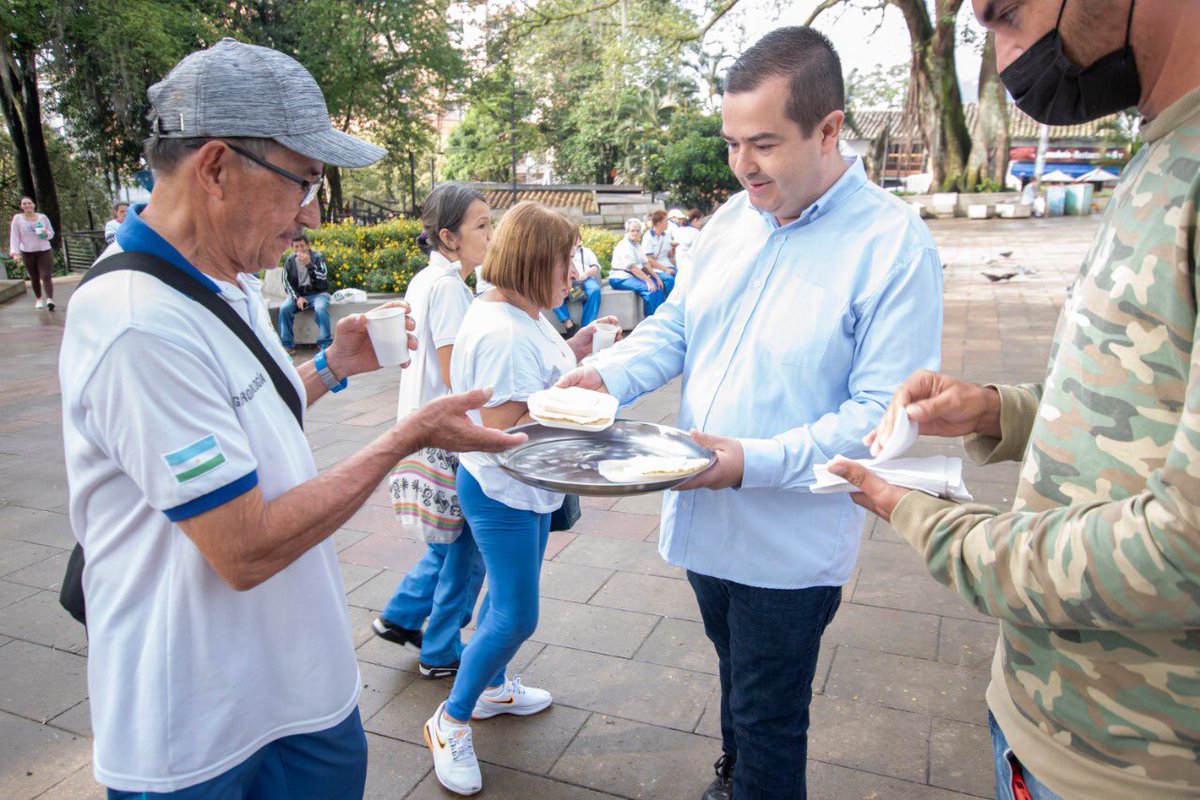 marioguti2023's tweet photo. Iniciamos esta semana compartiendo un desayuno 🫓☕️ con nuestros adultos mayores en el parque principal, un espacio liderado por mi amigo, el concejal Andres Felipe Ruiz, quien les brinda este detalle mientras muchos de ellos esperan para cobrar su pensión 🙏🏻🧓🏻💪🏻 #Siderense💯 https://t.co/YIpAOzwqSm