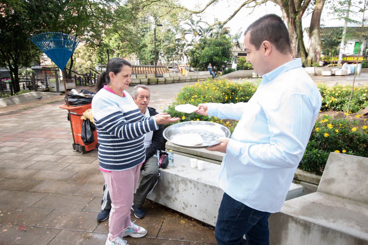 marioguti2023's tweet photo. Iniciamos esta semana compartiendo un desayuno 🫓☕️ con nuestros adultos mayores en el parque principal, un espacio liderado por mi amigo, el concejal Andres Felipe Ruiz, quien les brinda este detalle mientras muchos de ellos esperan para cobrar su pensión 🙏🏻🧓🏻💪🏻 #Siderense💯 https://t.co/YIpAOzwqSm