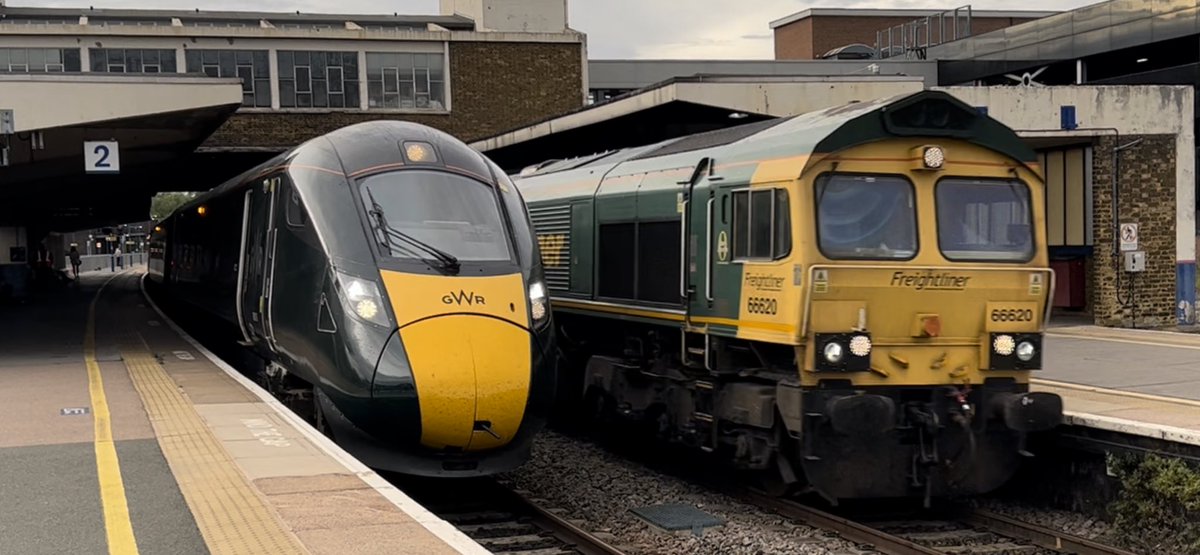 PlatformEdge1's tweet image. I hope I haven’t forgotten anything else 😅

More trains at Banbury:

800015, 66620, 165121 and 168215 #Class66 #Class166 #Class168 #Class800