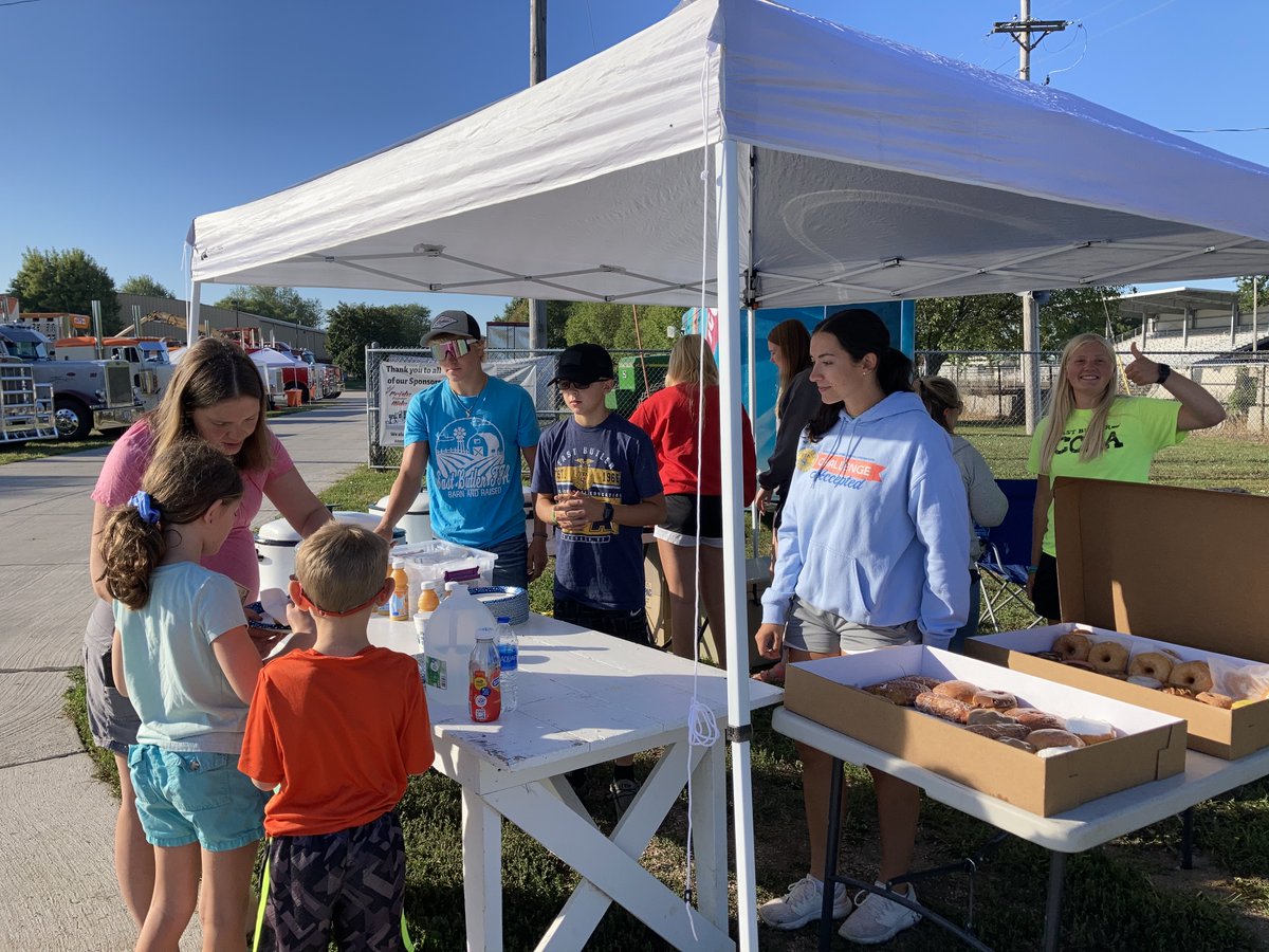 EBTigers's tweet photo. These EB students representing Skills USA, FCCLA & FFA did a fine job preparing and serving breakfast @ the Kroy Vandenberg memorial Truck Show. 💙#4KV https://t.co/qquAHTDDtJ
