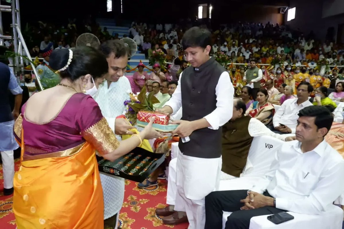 || श्री गुरुदेव दत्त ||

केंद्रीय मंत्री माननीय श्री <a href="/nitin_gadkari/">Nitin Gadkari</a> जी के मुख्य आतिथ्य में आयोजित सद्गुरू प.पू. श्री नाना महाराज तराणेकर जी के 125 वें जन्म शताब्दी महोत्सव एवं ग्रन्थ विमोचन कार्यक्रम में सम्मिलित हुआ।