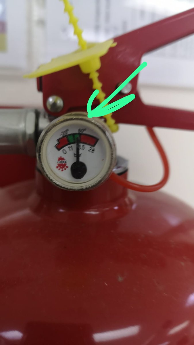asseeri1982's tweet photo. #lab_safety
#Fire_safety
جاني سؤال اليوم من المساعد تبعي في العمل :ليه ما فيه عداد الصغط او الساعة علي طفايات الCO2؟
اجبته بكل بساطة انها لا تحتاج لانها في الأساس غاز مضغوط وايضا ممكن اعادة استخدامها بعد الاستعمال (اكثر من مرة)
عكس طفايات البودر عند استعمالها خلاص تبدل فورا! https://t.co/6Fpud2d7FO