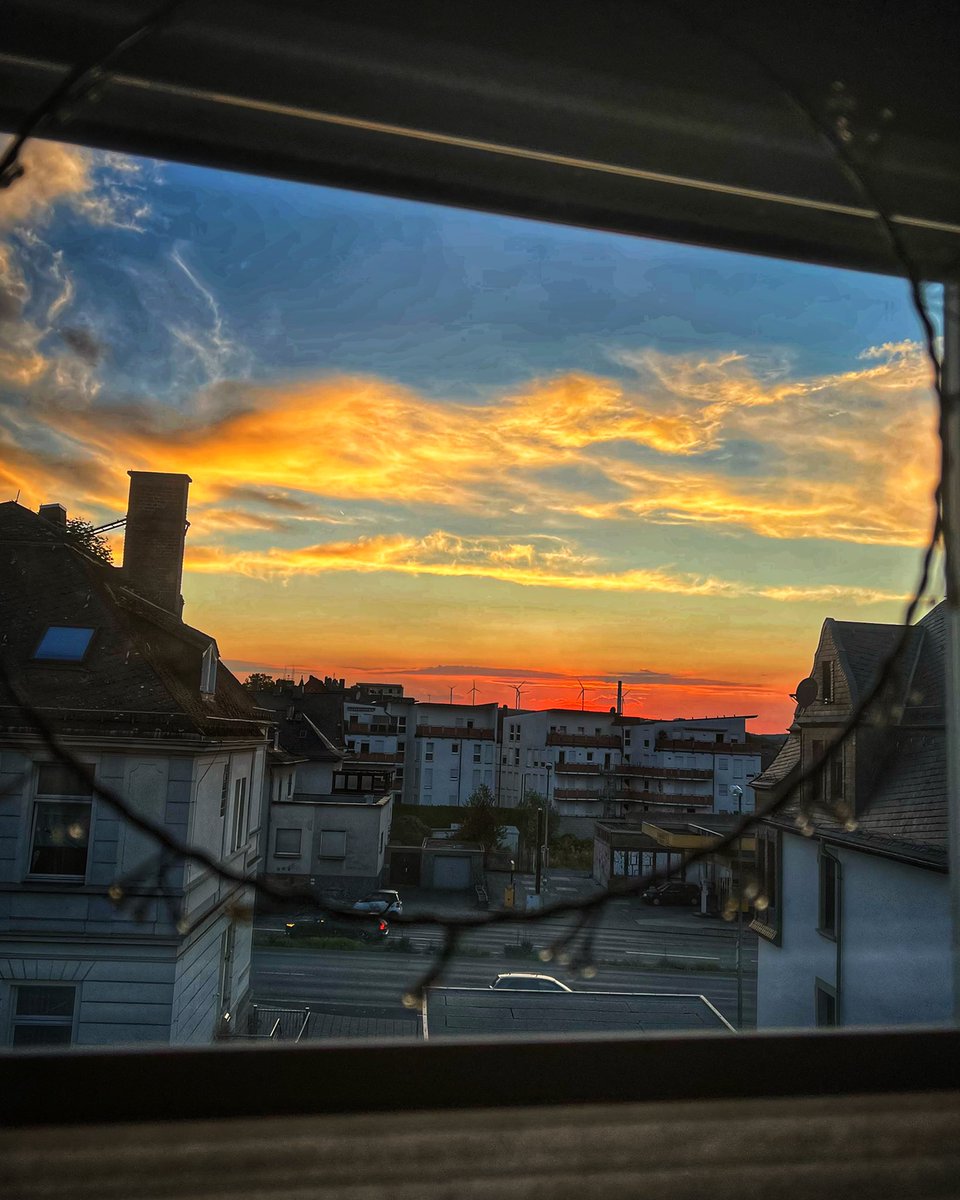 ms_powerman's tweet photo. Der heutige Tag neigt sich dem Ende zu! 🫶🏻
#limfoto
#limburganderlahn
#sonnenuntergang
#himmelüberlimburg
#abendstimmung https://t.co/rPovWkmieB
