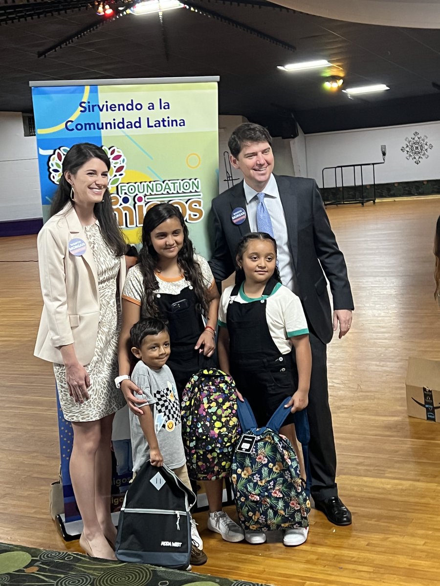 morgan_worth's tweet photo. Back to school backpack giveaway hosted by Butron Media, Amigos Foundation and Monarca Salón! https://t.co/V0RL23OPWG
