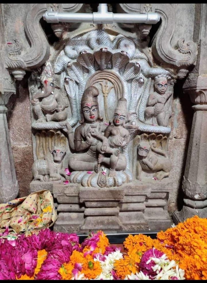 HitanandSharma's tweet photo. ॐ भुजंगेशाय विद्महे सर्पराजाय धीमहि तन्नो नाग: प्रचोदयात् …

उज्जैन के महाकालेश्वर मंदिर में स्थित है "नागचन्द्रेश्वर मंदिर" जो वर्ष में केवल एक बार श्रावण शुक्ल पंचमी 'नाग पंचमी' को ही दर्शनों के लिए खुलता है!
यहां नागराज 'तक्षक' स्वयं वास करते हैं https://t.co/fHuyAvPbJx
