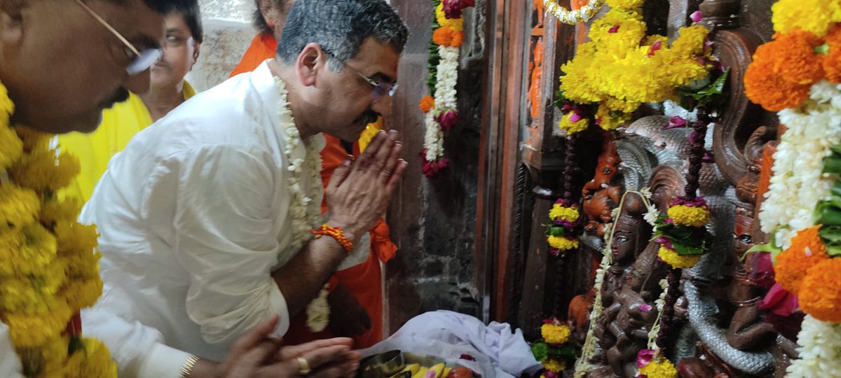HitanandSharma's tweet photo. ॐ भुजंगेशाय विद्महे सर्पराजाय धीमहि तन्नो नाग: प्रचोदयात् …

उज्जैन के महाकालेश्वर मंदिर में स्थित है "नागचन्द्रेश्वर मंदिर" जो वर्ष में केवल एक बार श्रावण शुक्ल पंचमी 'नाग पंचमी' को ही दर्शनों के लिए खुलता है!
यहां नागराज 'तक्षक' स्वयं वास करते हैं https://t.co/fHuyAvPbJx
