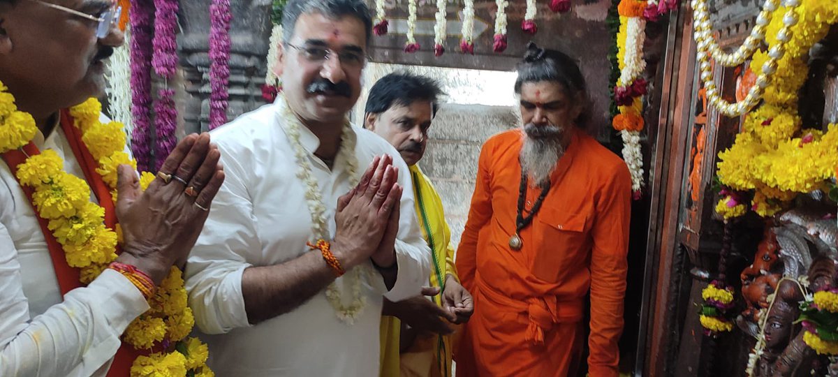 HitanandSharma's tweet photo. ॐ भुजंगेशाय विद्महे सर्पराजाय धीमहि तन्नो नाग: प्रचोदयात् …

उज्जैन के महाकालेश्वर मंदिर में स्थित है "नागचन्द्रेश्वर मंदिर" जो वर्ष में केवल एक बार श्रावण शुक्ल पंचमी 'नाग पंचमी' को ही दर्शनों के लिए खुलता है!
यहां नागराज 'तक्षक' स्वयं वास करते हैं https://t.co/fHuyAvPbJx